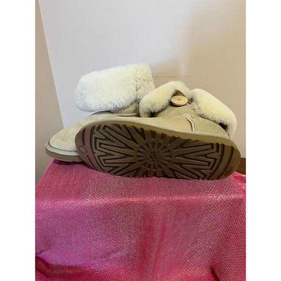 Ugg Women's Winter Cream Boots - Size 5 (14005) - Picture 6 of 6